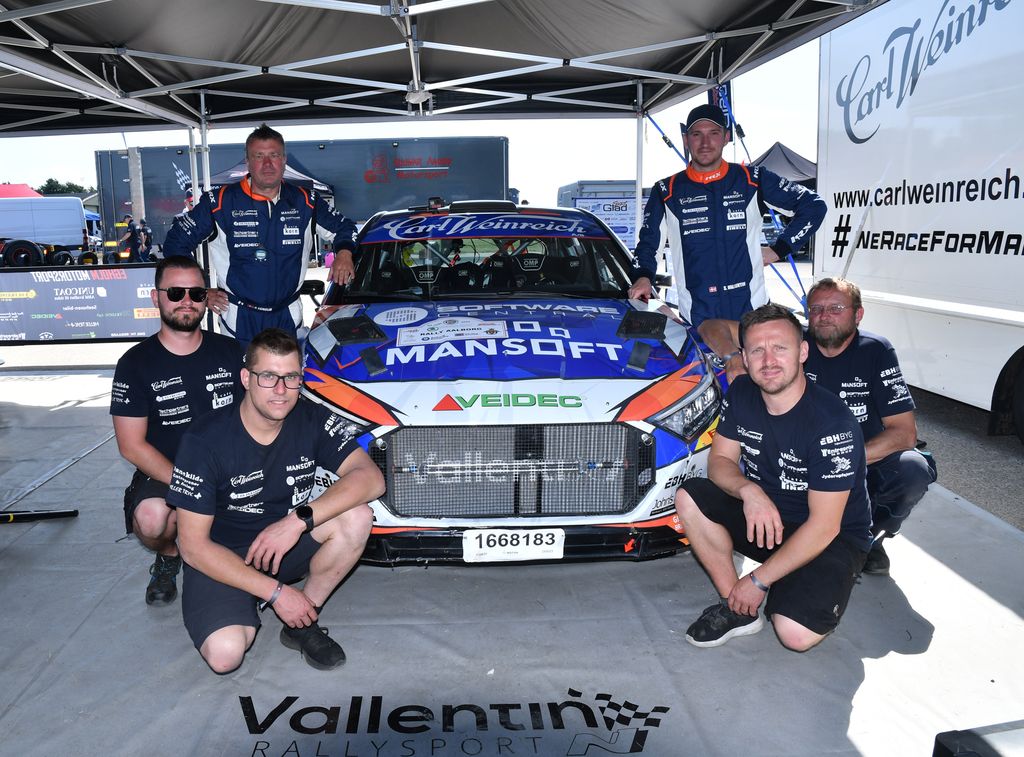 Simon Vallentin og Peter Egholm med deres Hyundai i120 N og serviceteamet, der havde en travl dag med at holde rallybilen i topform
(Foto: Morten Dam)